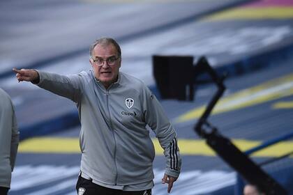 Bielsa da indicaciones para ordenar a un Leeds que recibió siete goles en dos partidos.