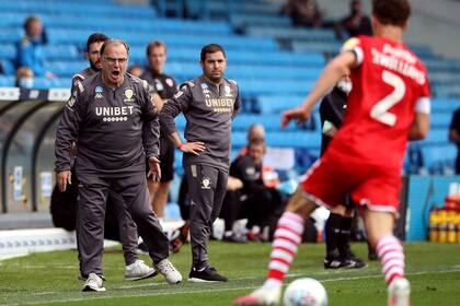Bielsa durante el partido que Leeds le ganó 1-0 a Barnsley este jueves.