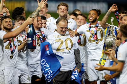 Bielsa festeja con sus jugadores y lleva puesta la camiseta conmemorativa del título. El siguiente paso del proyecto es convertir a Leeds en una potencia del fútbol inglés.