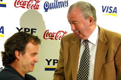 Marcelo Bielsa junto a Julio Grondona