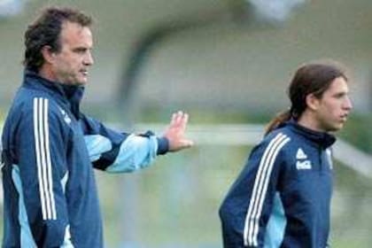 Bielsa junto con Placente, cuando uno entrenaba al otro en la selección mayor