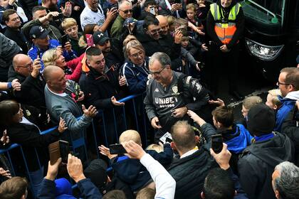 Bielsa recibe el afecto de los hinchas de Leeds