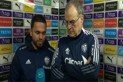 Bielsa, tras un partido de Leeds, con su habitual traductor.