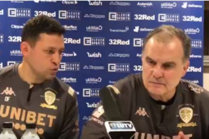 Bielsa y su traductor durante la conferencia de prensa tras el partido