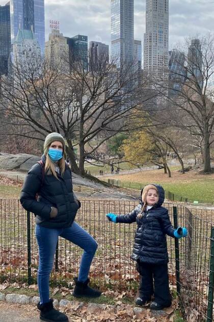 Bien abrigadas, la actriz y su hija en el parque más grande de Nueva York. 


