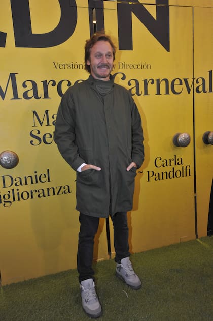 Bien abrigado, el actor Benjamín Vicuña llegó solo, sin su novia Anita Espasandin, al teatro Metropolitan