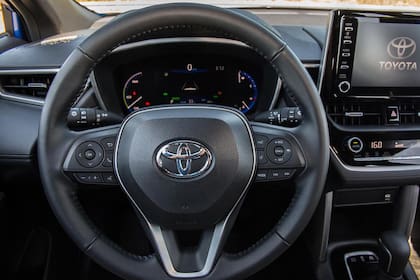 Bien al estilo Toyota, no hay estridencias en el interior, pero sí mucho equipamiento