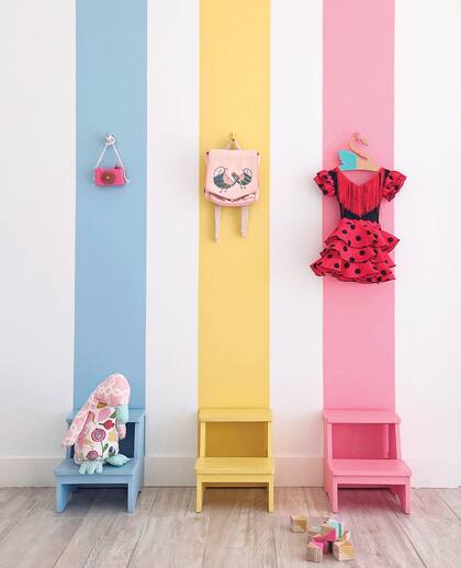 Bien colorida es la pared de un cuarto infantil de @pinasdeco