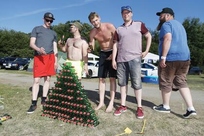 Bien equipados con bebidas, mesa, reposeras y hasta piletas inflables, los espectadores se alojan en carpas y motorhomes