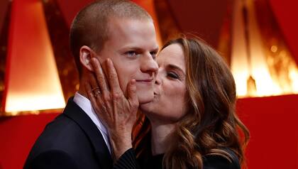¡Bien por el nene! Lucas Hedges, uno de los protagonistas de Manchester junto al mar, llegó junto a su madre a la ceremonia