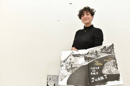 La artista española Núria Inés con un boceto similar a las pinturas que intentará dejar en Buenos Aires 