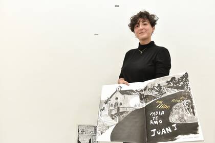 La artista española Núria Inés con un boceto similar a las pinturas que intentará dejar en Buenos Aires