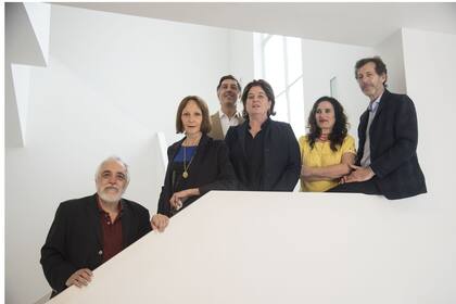 Eduardo Stupía, Teresa Anchorena, Facundo Gómez Minujín, Adriana Rosenberg, Carolina Biquard y Ralph Rugoff posan en la famosa escalera de la sede del FNA. La casa de Palermo Chico fue diseñada por Le Corbusier y construida por Alejandro Bustillo