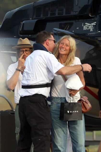 Bienvenida a casa. La actriz fue recibida por personal del helipuerto luego de disfrutar de unas vacaciones familiares por Italia