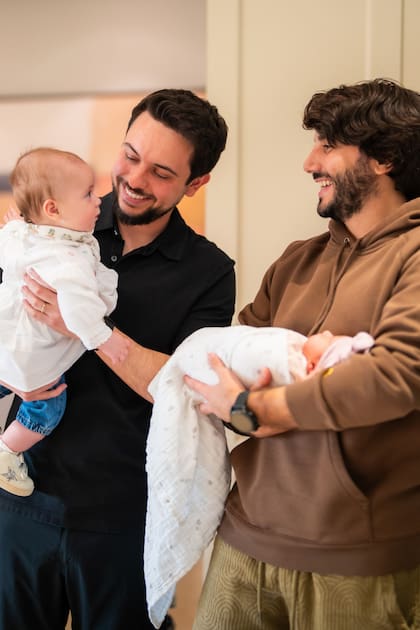 "¡Bienvenida a la familia, Amina! Que seas una fuente de alegría para tus padres y una hermana amorosa y compañera de por vida para mi hija", le dedicó el príncipe heredero a su sobrina.
