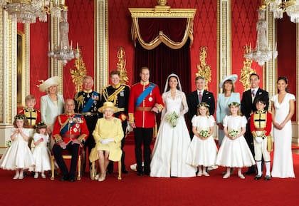 BIENVENIDA A LA FIRMA. La boda del príncipe William –segundo en
la línea sucesoria– y Kate Middleton, en 2011, fue un auténtico momento cumbre para la familia. Dos años más tarde, en julio de 2013, nacería el primero de sus tres hijos, George Alexander Louis.