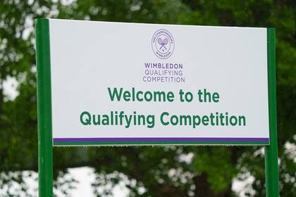 "Bienvenidos a la competición de clasificación", anuncia el cartel en el ingreso de Roehampton, donde se juega la qualy de Wimbledon, a unos 30 kilómetros del All England.
