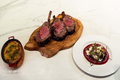 bife ancho con hueso dry aged, remolachas asadas y milhojas de papas a la crema