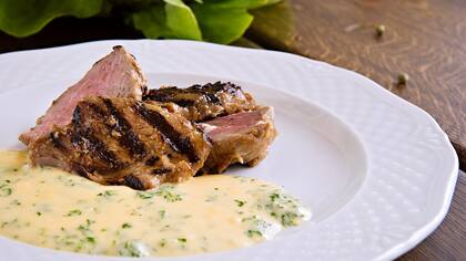Bife, apenas cocido, con salsa bearnaise