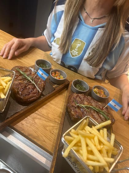 Bife con papas fritas, uno de los platos más pedidos