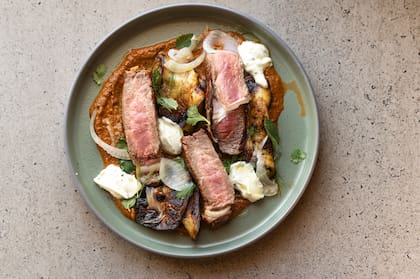 Bife de chorizo con salsa harissa, berenjena y yogurt