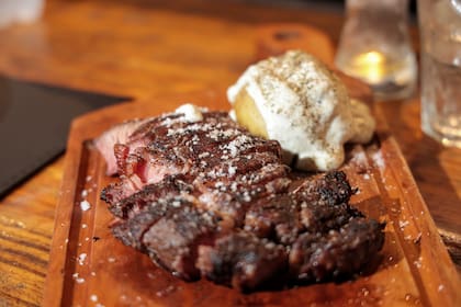 Bife de chorizo cortado en finas lonjas, servido en su punto justo, con el protagonismo puesto en la textura y el sabor
