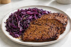 Bifecitos de seitán con repollo al horno