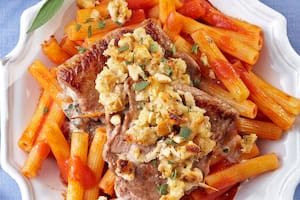 Bifecitos de ternera con roquefort sobre pasta