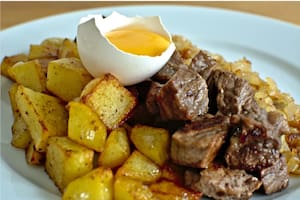 Bife a la criolla con papa y huevo