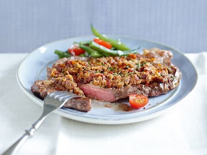 Bifes de chorizo con costra de tomates y hierbas