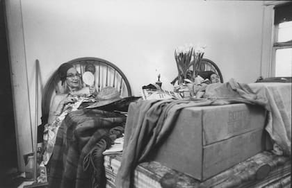 "Big Edie" y "Little Edie" compartían habitación. Así pasaban sus días para cuando los Maysles llegaron para documentar su vida en Grey Gardens