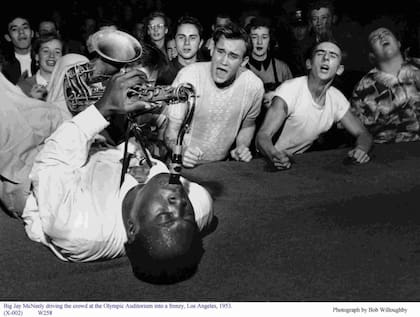 Big Jay McNeely y su audiencia en un concierto en Los Angeles, 1953. Fotografía / bobwilloughbyphotos.com