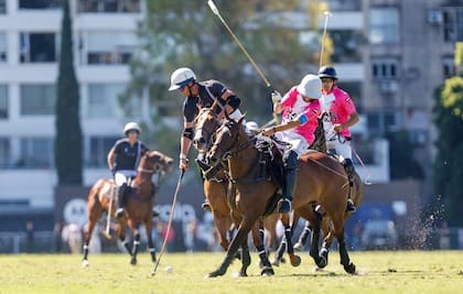 Bigatti intenta avanzar; lo asedian Polito Pieres y, detrás, Panelo