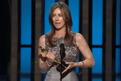 Bigelow, con el Oscar que ganó como directora en 2009; fue la primera mujer en obtener ese galardón en toda la historia del máximo premio de Hollywood