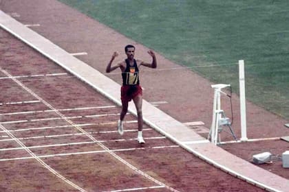 Bikila se consagró bicampeón olímpico de Maratón en Tokio 1964. Es la única persona con semejante logro