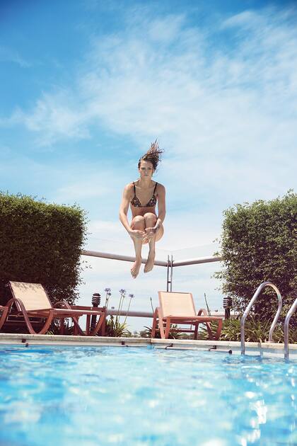 Bikini con estampa reptil en dorado (Paula Cahen dAnvers), anteojos (Mishka)