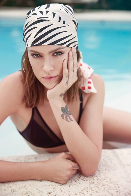 Bikini con transparencias (Caro Cuore), pañuelo (Mishka)