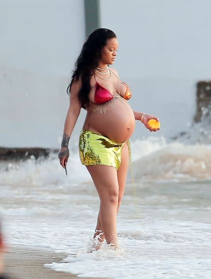 Bikini y mango en mano, Rihanna disfrutó de las playas de Barbados antes de su accidentado su regreso a Los Ángeles