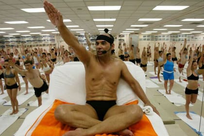 Bikram: Yogui, gurú, depredador