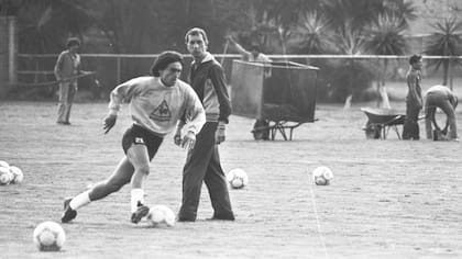 Bilardo con Almirón, uno de los "habitantes de la isla", en un club en el que hubo mucho trabajo por hacer hasta último momento