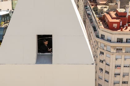 Biles hizo este jueves una visita al Obelisco, a cuya cumbre subió y donde disfrutó las vistas a 67,5 metros de altura.
