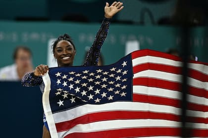 Biles, la estrella de la gimnasia artística que recuperó la alegría y el título de campeona olímpica, consiguió su sexta medalla dorada olímpica y la novena en total; con este último número igualó a la legendaria rumana Nadia Comaneci.