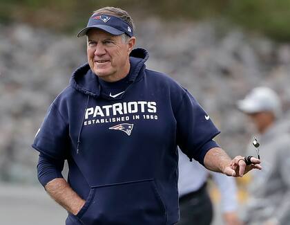 Bill Belichick, exentrenador de los New England Patriots, durante una charla en un popular podcast planteó su propuesta de cambiar el nombre del trofeo del Super Bowl (AP Foto/Steven Senne, Archivo)