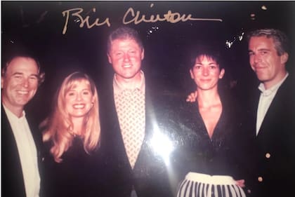 Bill Clinton junto a Epstein y Ghislaine Maxwell