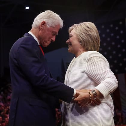 Bill Clinton saluda a Hillary, anteanoche, en Nueva York