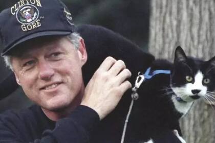 Bill Clinton se mostraba muy cercano a su mascota (Foto archivo)