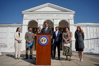 Bill Clinton se presenta ante legisladores y dice que "no hizo nada malo" con Epstein