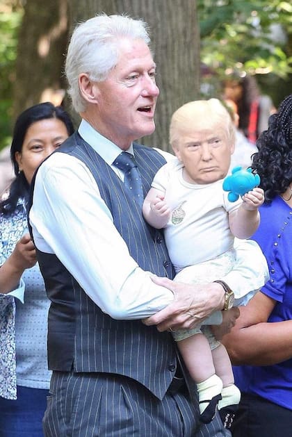 Bill Clinton sostiene en sus brazos al mini Trump