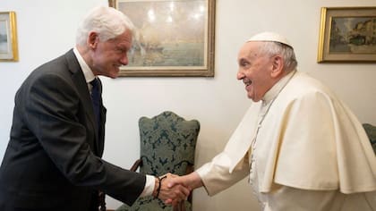 Bill Clinton y el papa Francisco 