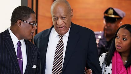 Bill Cosby escucha las palabras de su abogado al llegar a los tribunales